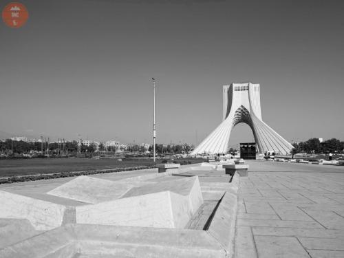 002 Články- Írán pestrobarevný Orient (betonové mraveniště)